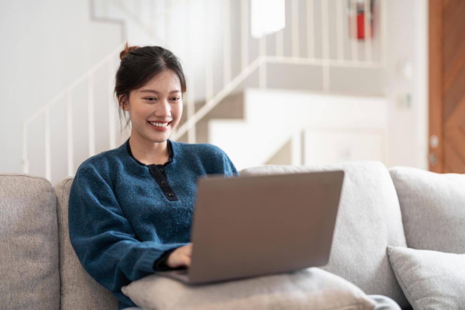 Teilnehmer arbeitet konzentriert an Rentabilitätsanalysen am Laptop